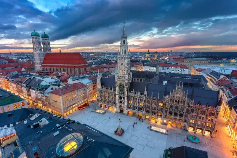 Parliamental buildings in Germany at dusk.