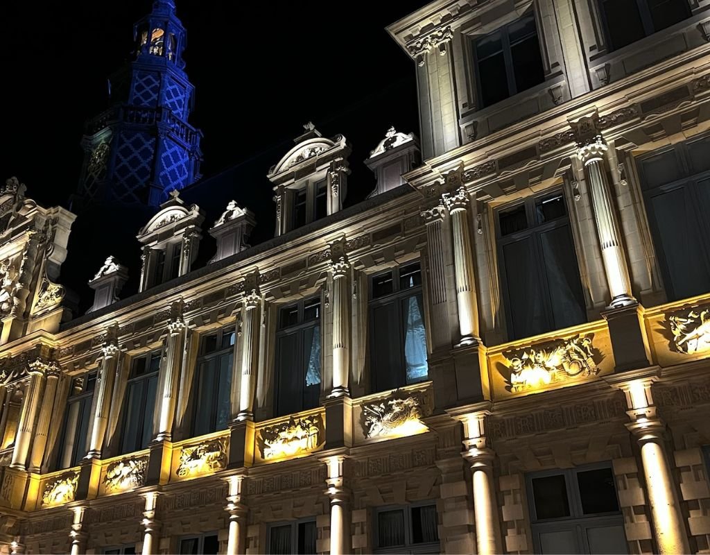 
A close up of the palace in Paris lit up at night.